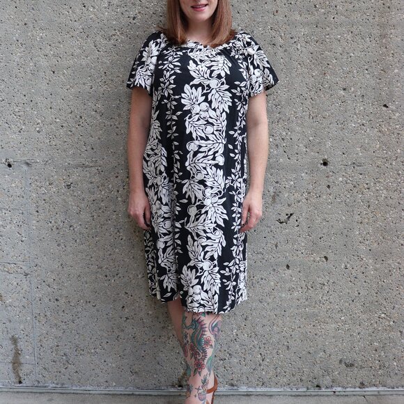 vintage black floral Hawaiian muumuu - Picture 1 of 12